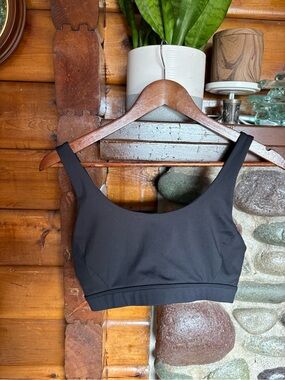 Lolë Black Adjustable Sports Bra Medium